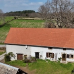 Maison à rénover de 80m² avec dépendances et terrain à Espinasse
