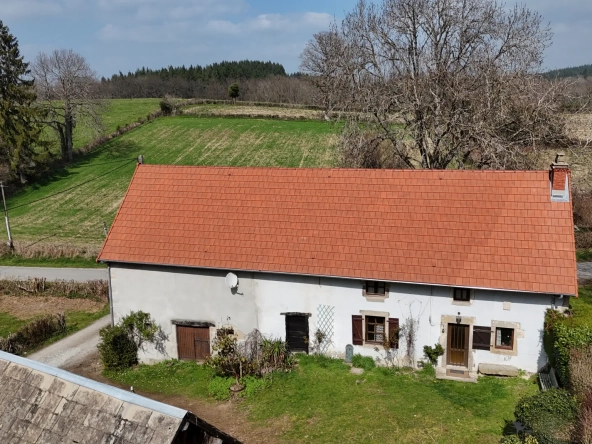 Maison à rénover de 80m² avec dépendances et terrain à Espinasse