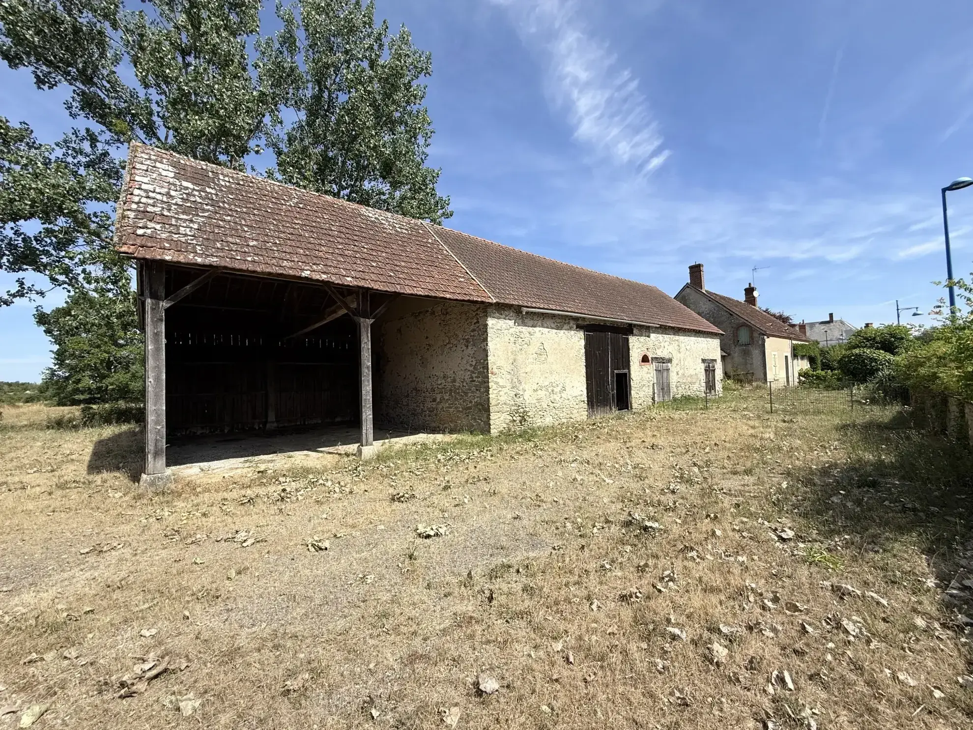 Ancien corps de ferme à rénover à Mery-sur-Cher proche Vierzon 