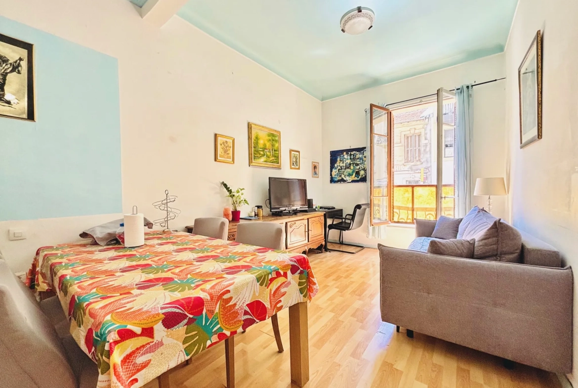 Appartement à vendre de 56,2 m² à Nice Riquier, idéalement situé et à rénover 