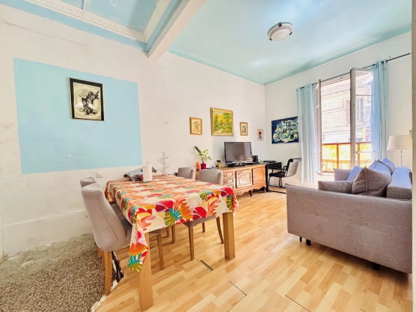 Appartement à vendre de 56,2 m² à Nice Riquier, idéalement situé et à rénover