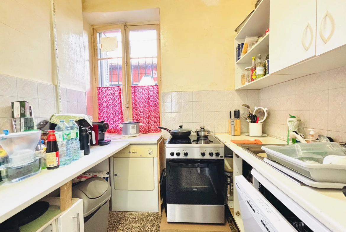 Appartement à vendre de 56,2 m² à Nice Riquier, idéalement situé et à rénover 