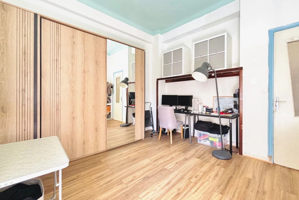 Appartement à vendre de 56,2 m² à Nice Riquier, idéalement situé et à rénover 