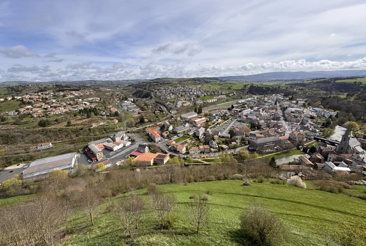 À vendre maison avec vue en centre historique de Saint-Flour 