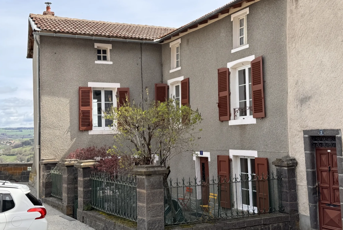 À vendre maison avec vue en centre historique de Saint-Flour 