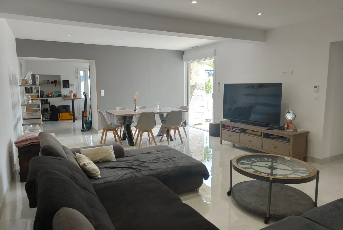 Maison en pierre rénovée de 170 m² avec 4 chambres, garage et jardin proche de Langon 