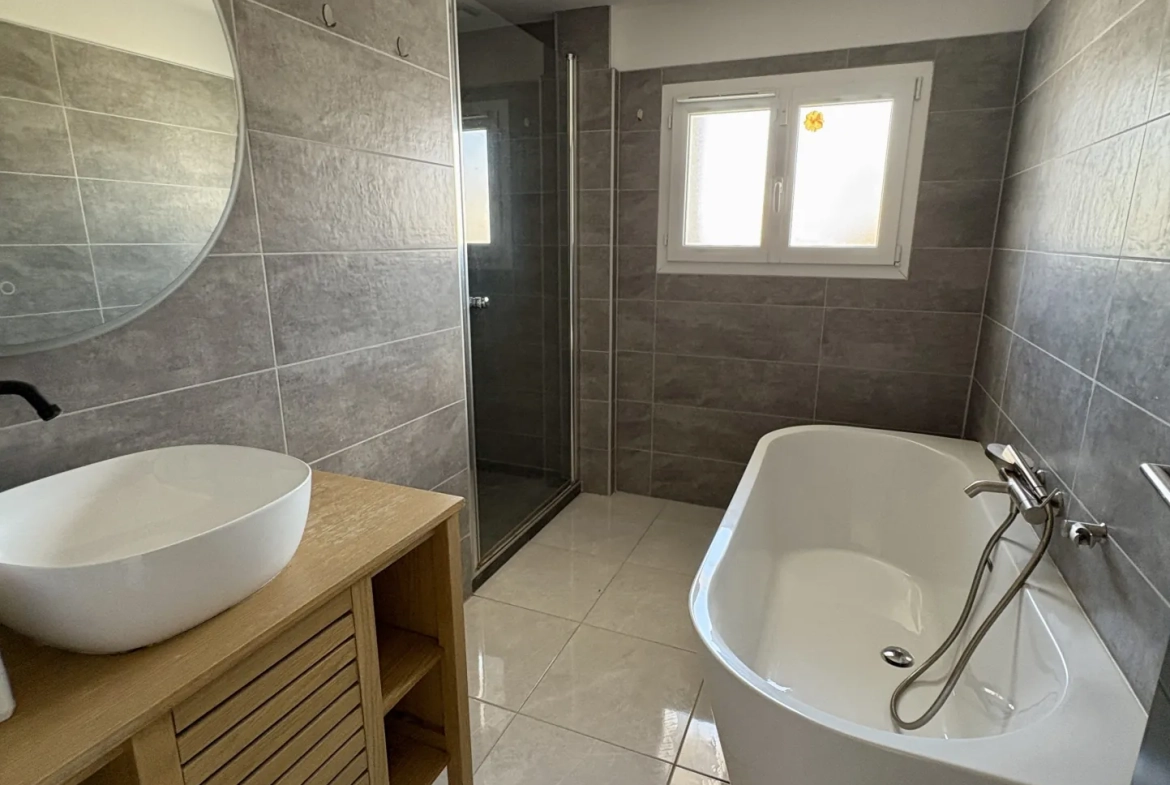 Maison en pierre rénovée de 170 m² avec 4 chambres, garage et jardin proche de Langon 