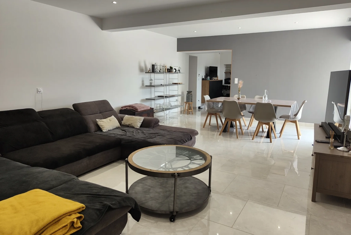 Maison en pierre rénovée de 170 m² avec 4 chambres, garage et jardin proche de Langon 