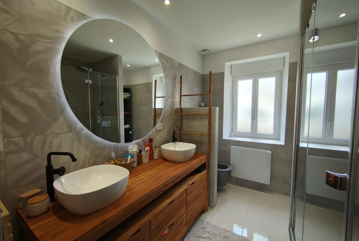 Maison en pierre rénovée de 170 m² avec 4 chambres, garage et jardin proche de Langon 