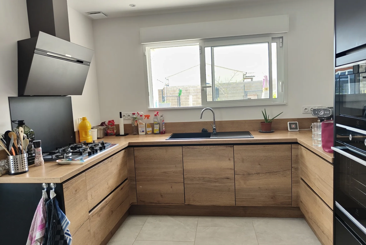 Maison en pierre rénovée de 170 m² avec 4 chambres, garage et jardin proche de Langon 