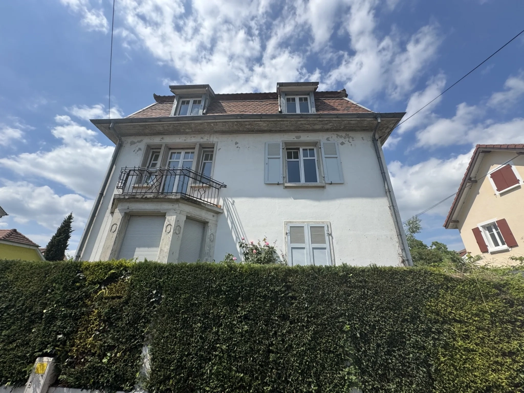 Appartement duplex à rénover à St Louis – 76 m², 2 chambres, grand jardin commun