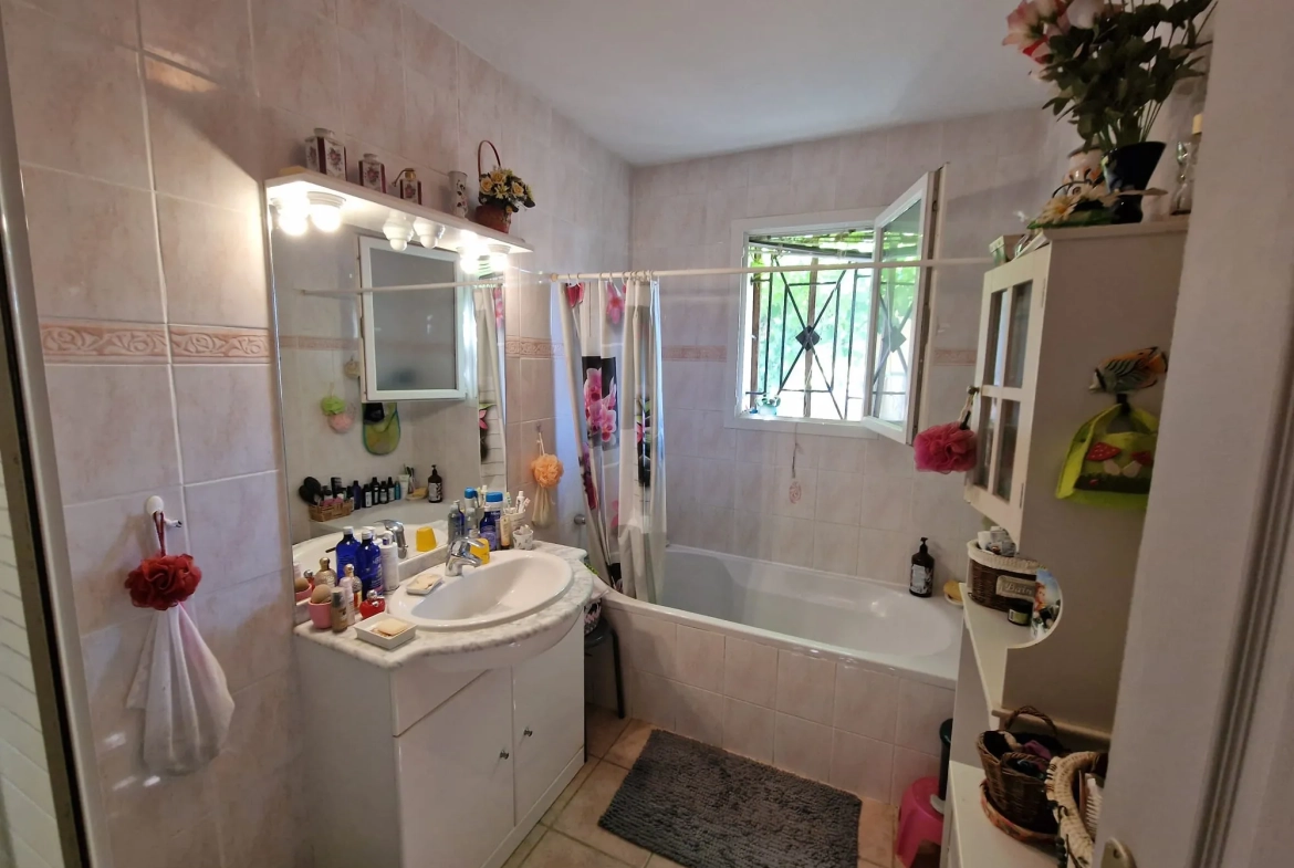 A vendre maison lumineuse de 145 m² avec studio et piscine à Lézignan-Corbières 