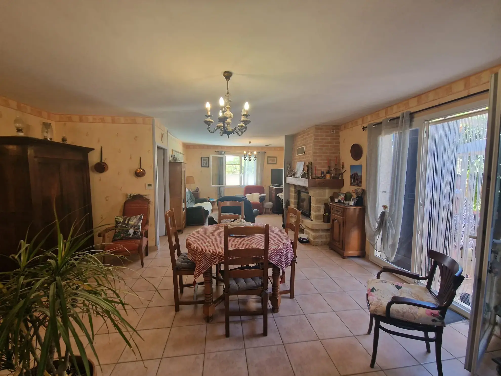 A vendre maison lumineuse de 145 m² avec studio et piscine à Lézignan-Corbières 