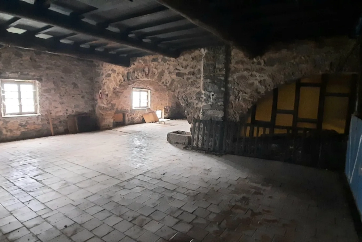 Grande salle à rénover à Corsavy avec potentiel d'aménagement personnalisé 