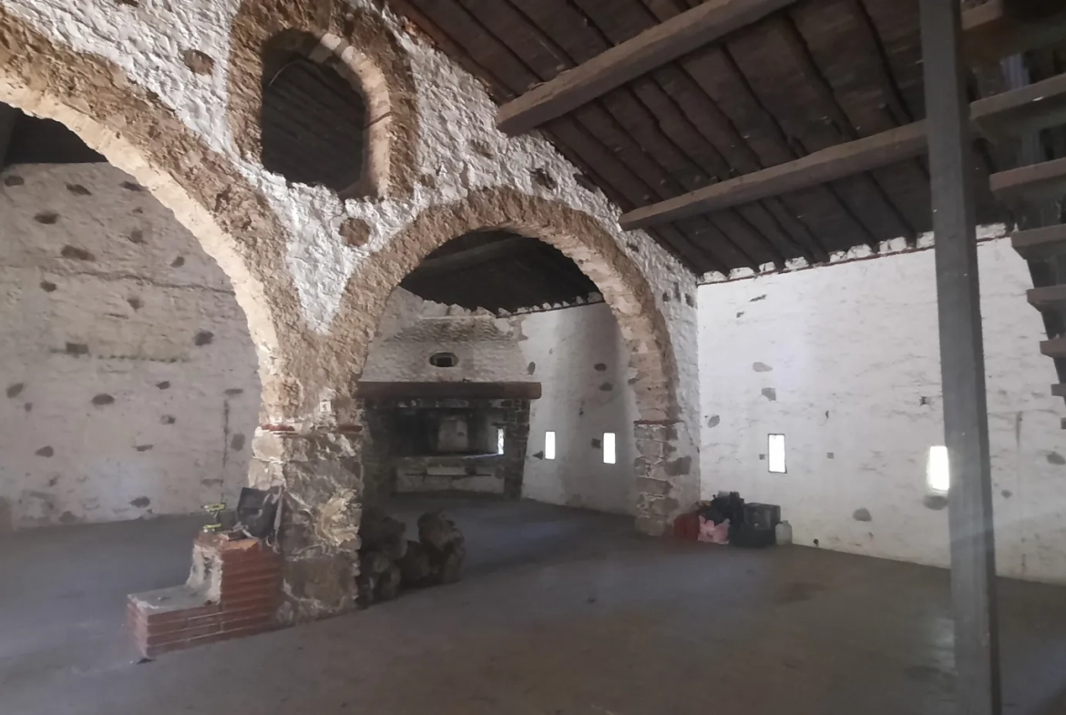 Grande salle à rénover à Corsavy avec potentiel d'aménagement personnalisé 