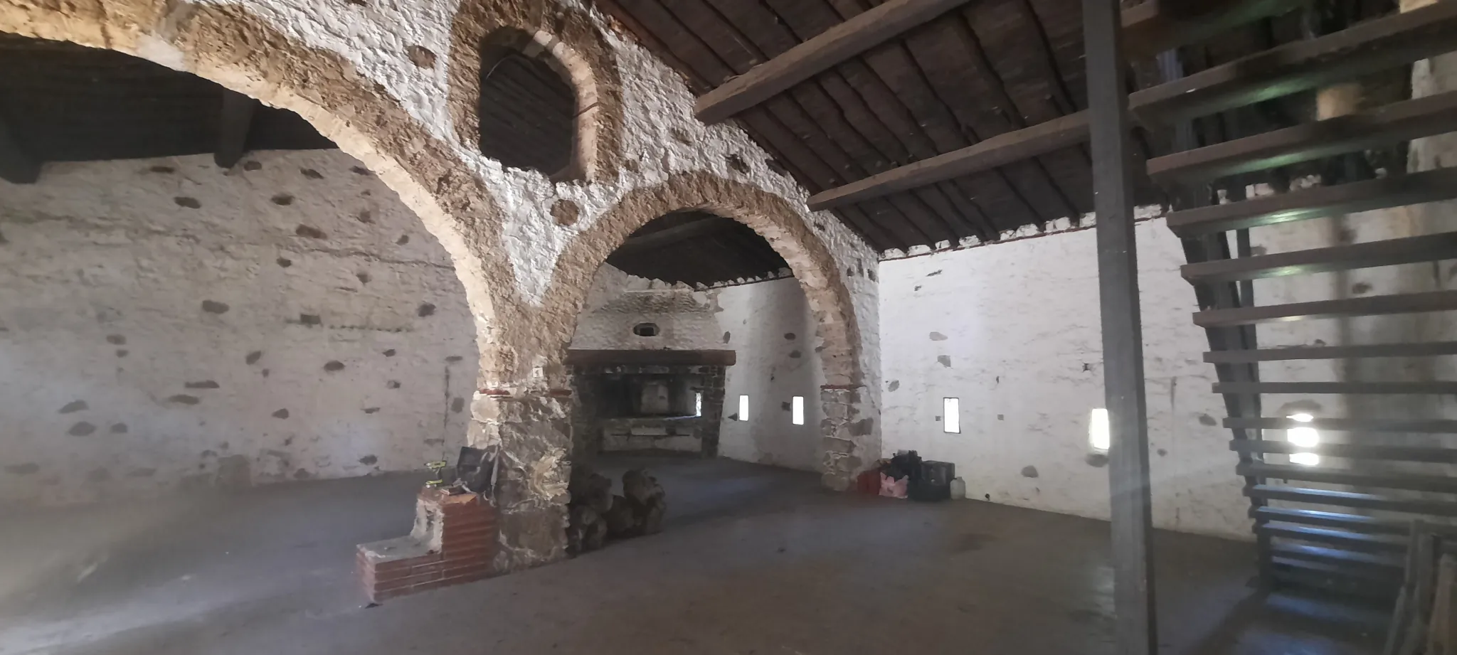 Grande salle à rénover à Corsavy avec potentiel d'aménagement personnalisé 