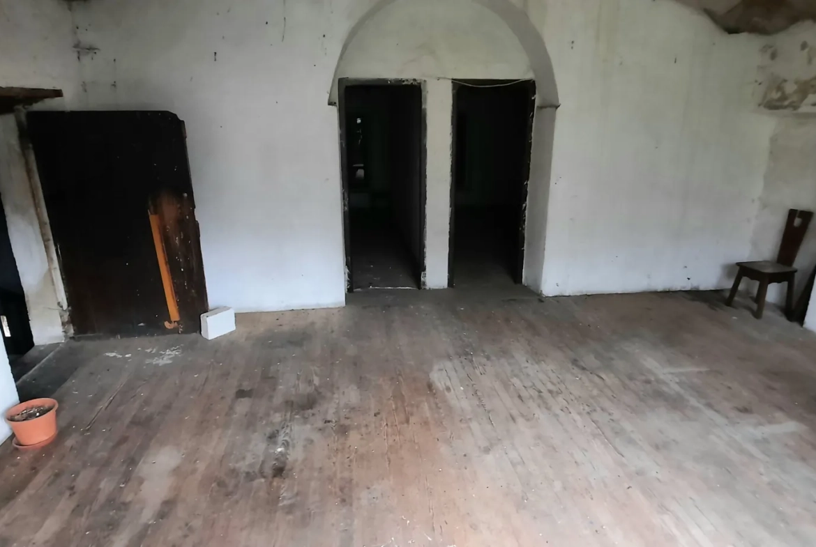 Grande salle à rénover à Corsavy avec potentiel d'aménagement personnalisé 