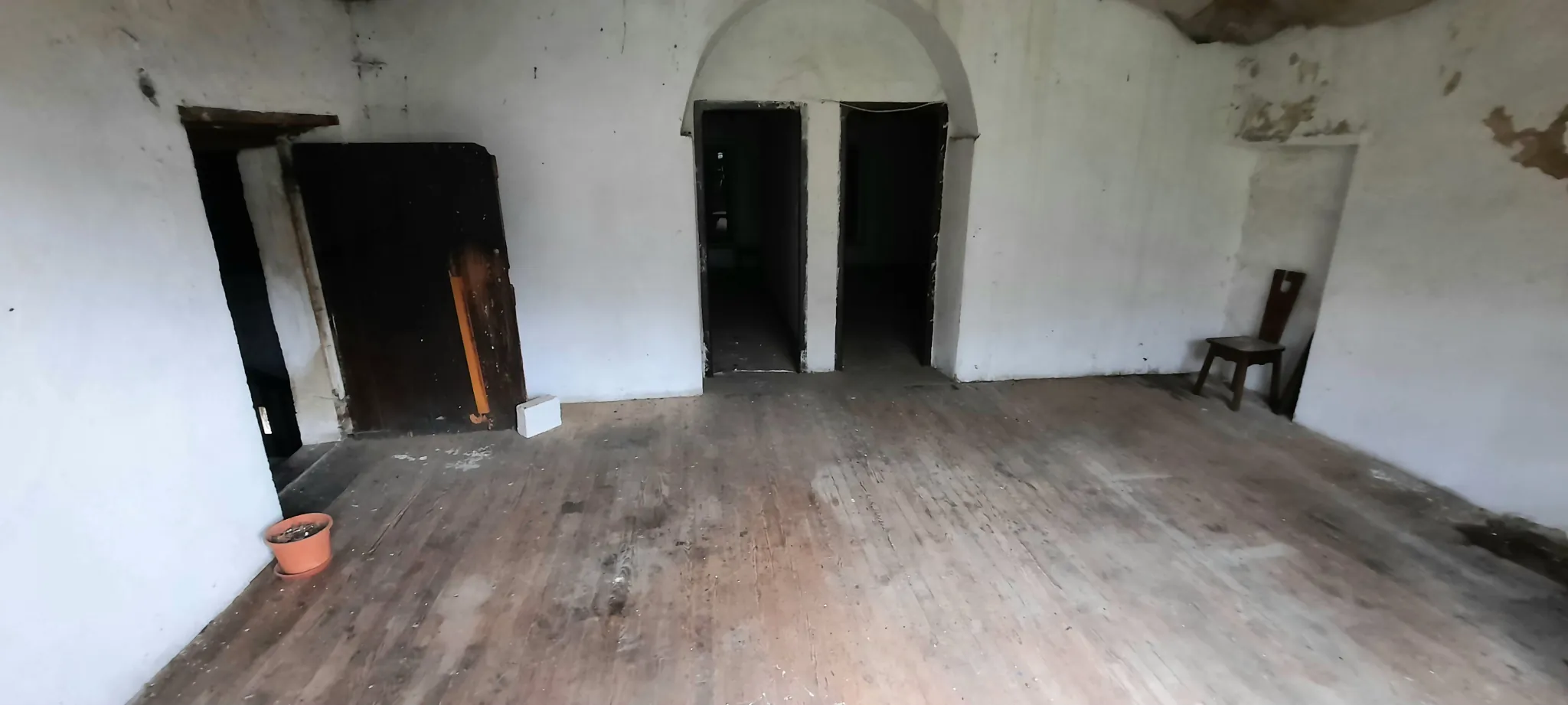 Grande salle à rénover à Corsavy avec potentiel d'aménagement personnalisé 