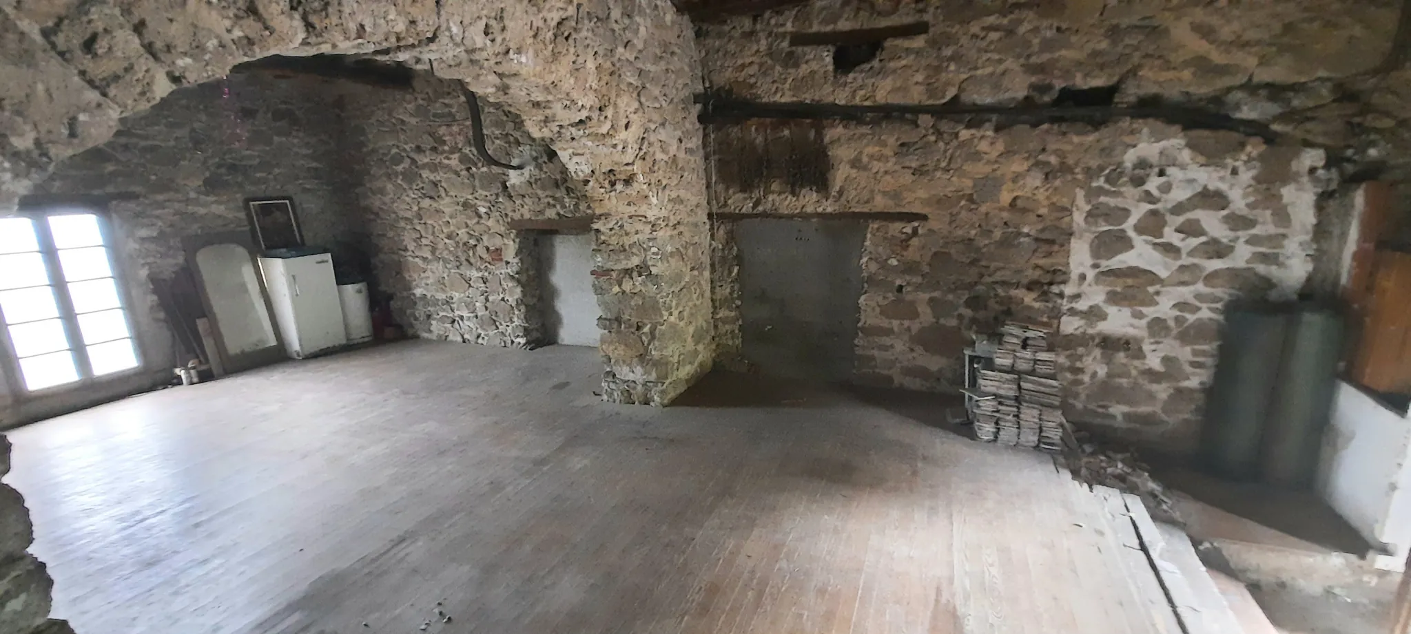 Grande salle à rénover à Corsavy avec potentiel d'aménagement personnalisé 
