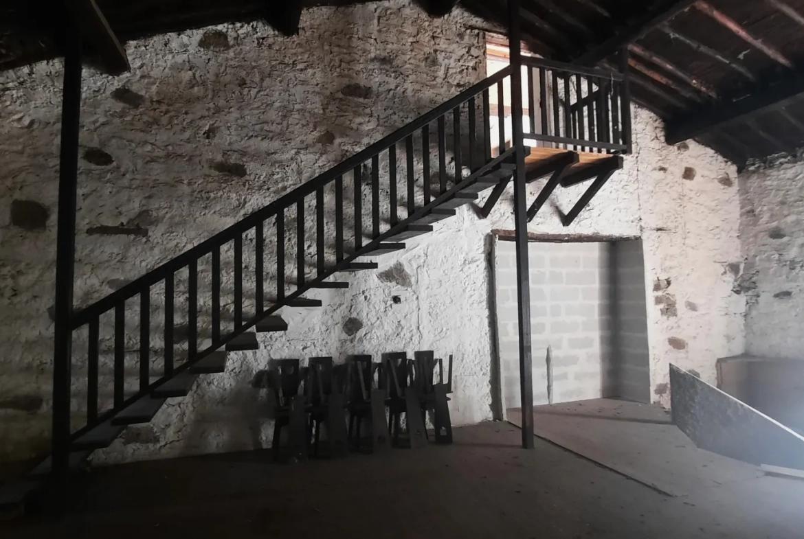 Grande salle à rénover à Corsavy avec potentiel d'aménagement personnalisé 