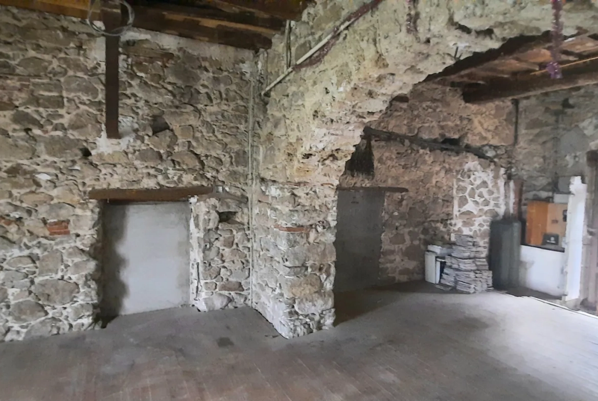 Grande salle à rénover à Corsavy avec potentiel d'aménagement personnalisé 