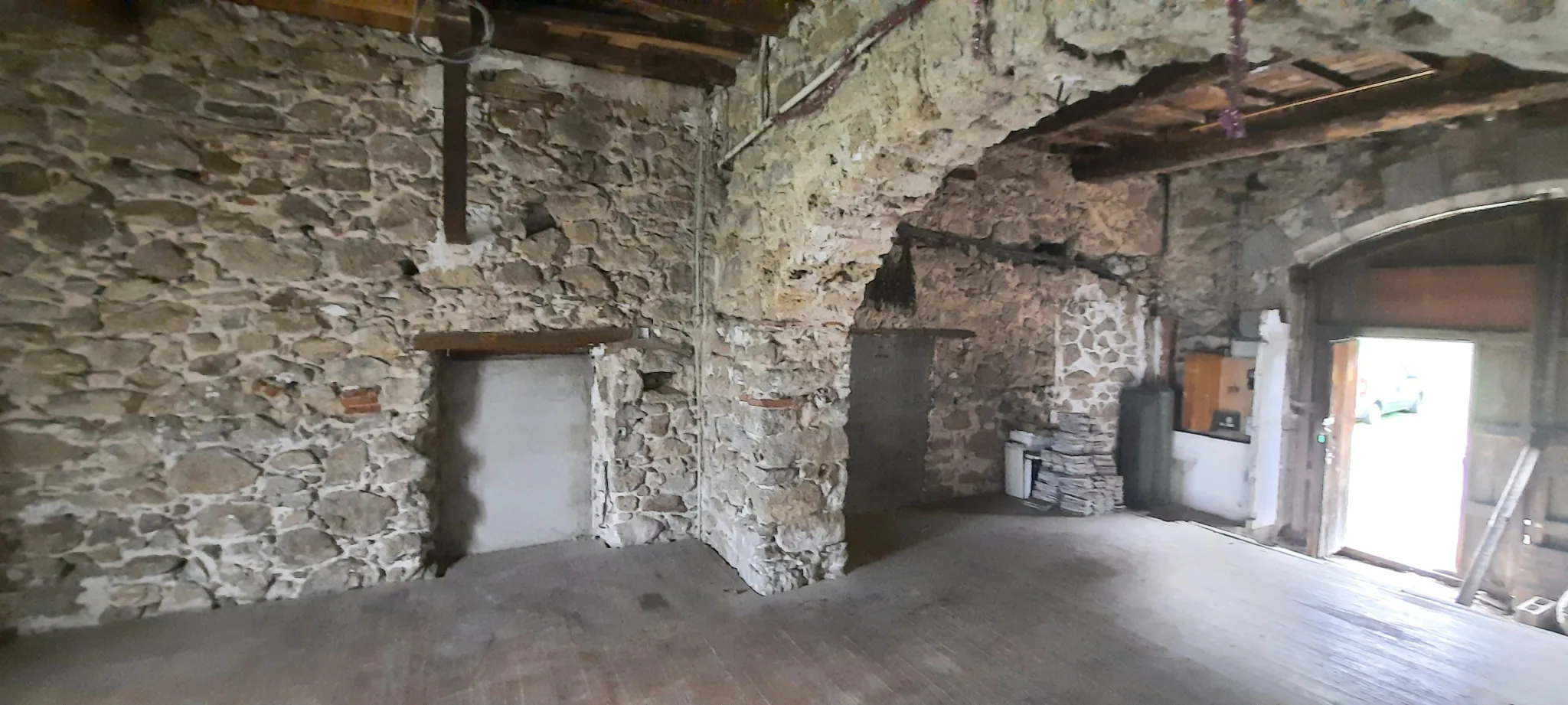 Grande salle à rénover à Corsavy avec potentiel d'aménagement personnalisé 