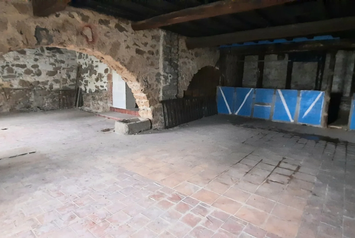 Grande salle à rénover à Corsavy avec potentiel d'aménagement personnalisé 