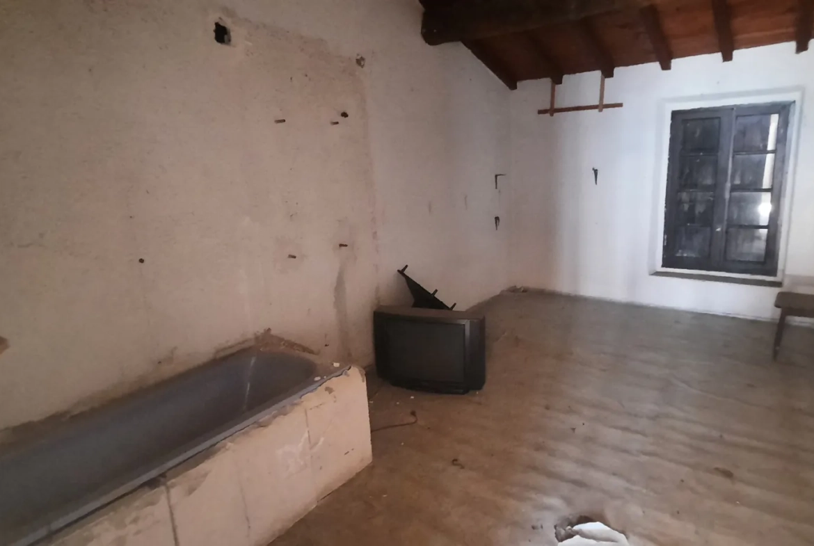 Grande salle à rénover à Corsavy avec potentiel d'aménagement personnalisé 