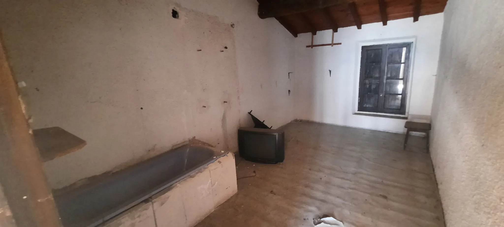 Grande salle à rénover à Corsavy avec potentiel d'aménagement personnalisé 
