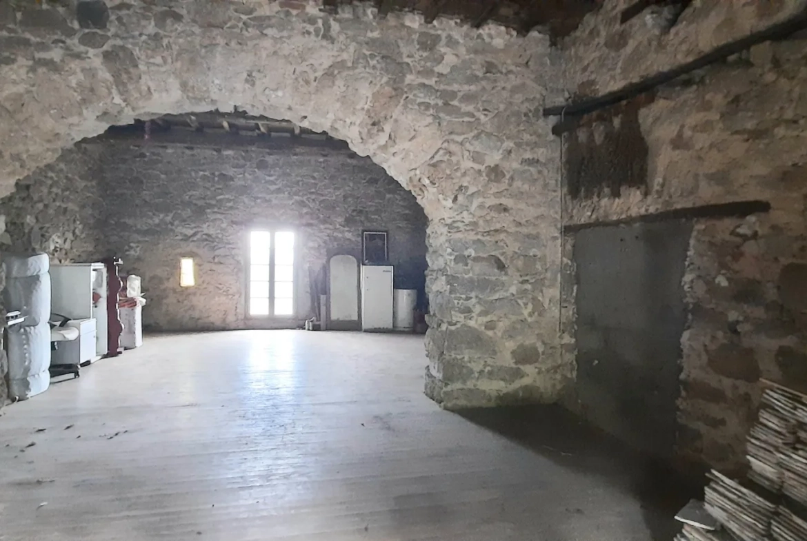 Grande salle à rénover à Corsavy avec potentiel d'aménagement personnalisé 