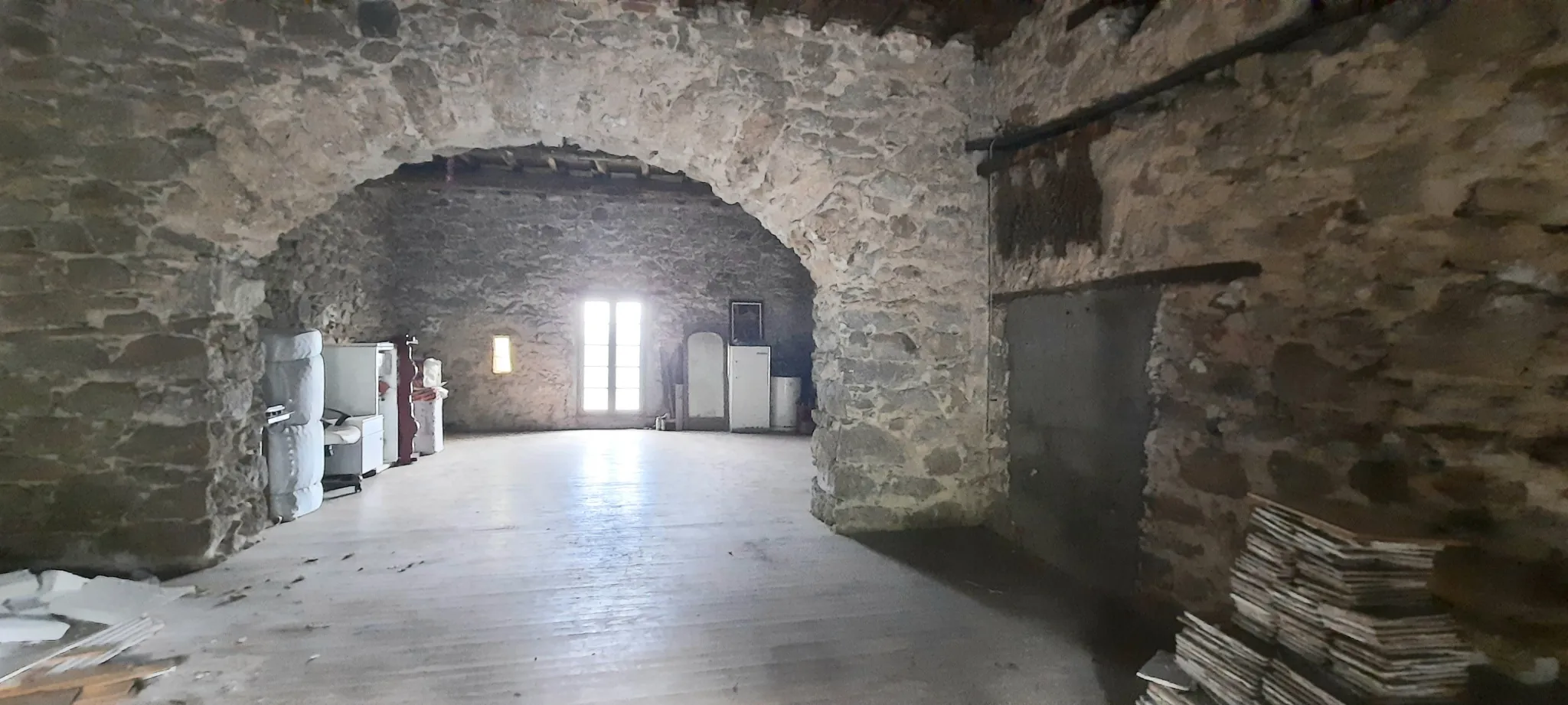 Grande salle à rénover à Corsavy avec potentiel d'aménagement personnalisé 