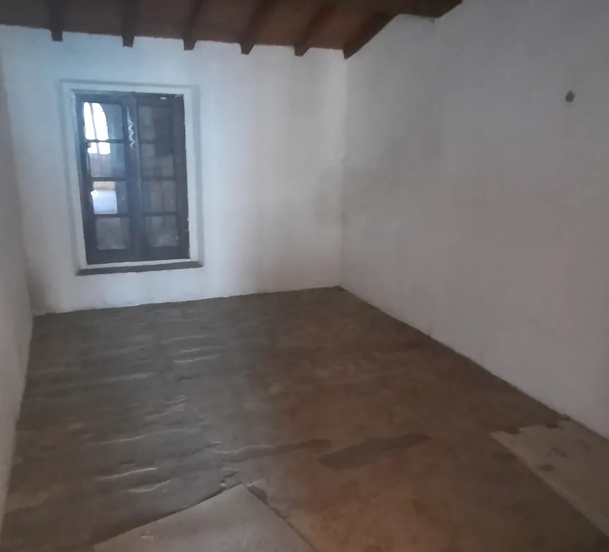 Grande salle à rénover à Corsavy avec potentiel d'aménagement personnalisé 