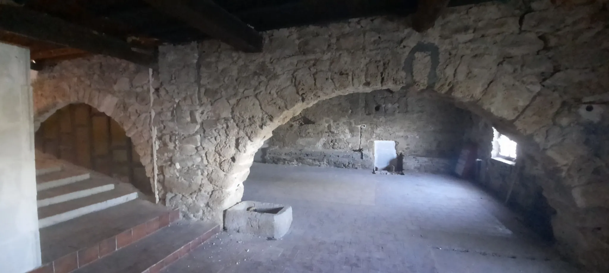 Grande salle à rénover à Corsavy avec potentiel d'aménagement personnalisé 