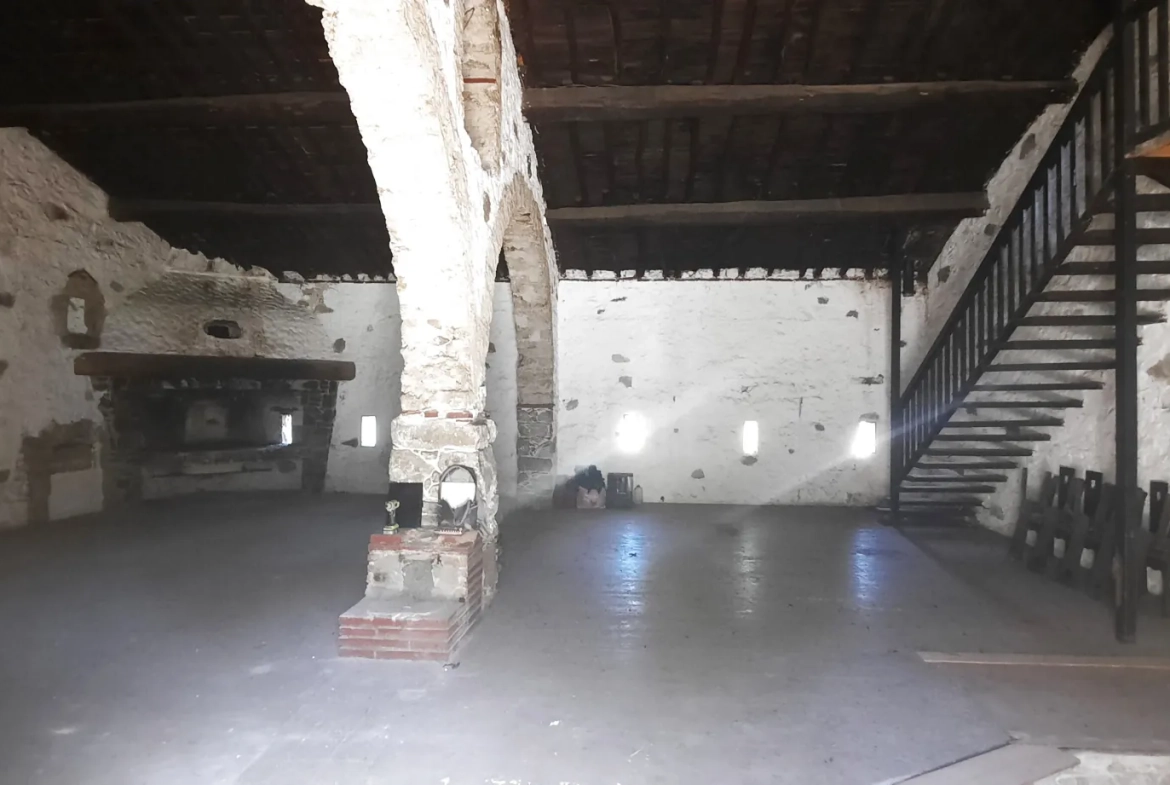 Grande salle à rénover à Corsavy avec potentiel d'aménagement personnalisé 
