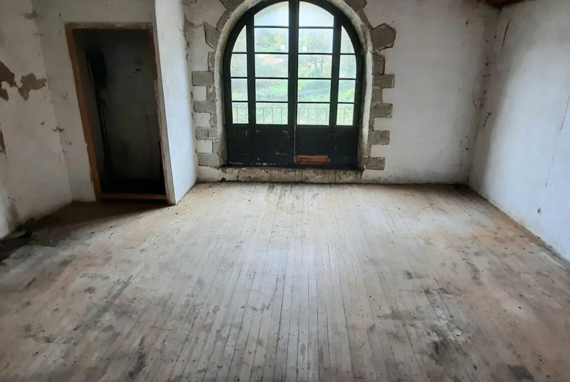 Grande salle à rénover à Corsavy avec potentiel d'aménagement personnalisé 