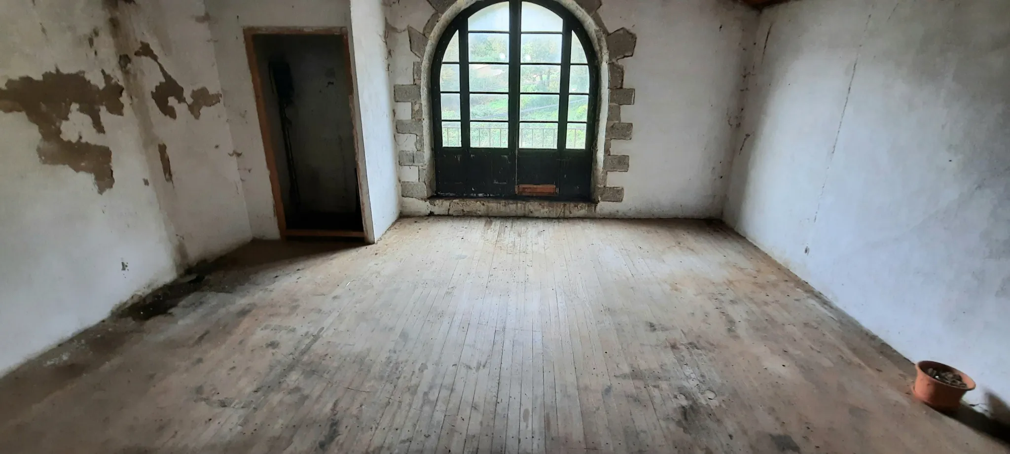 Grande salle à rénover à Corsavy avec potentiel d'aménagement personnalisé 