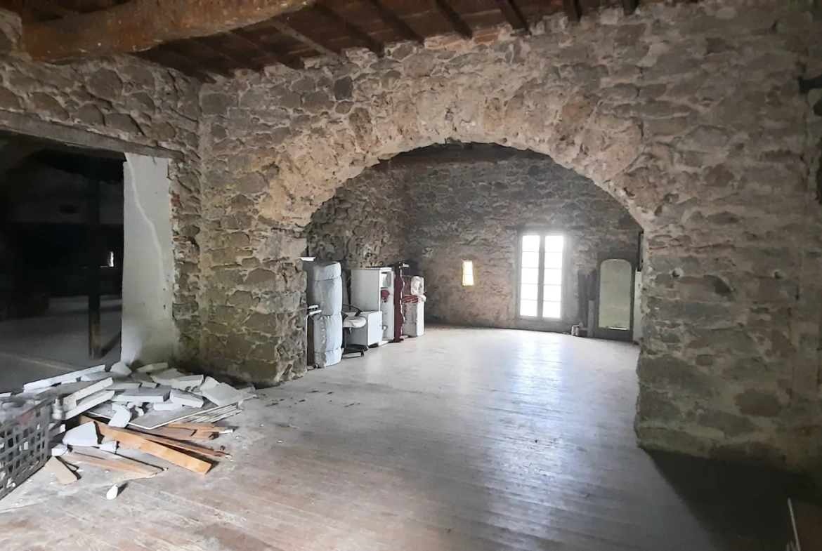 Grande salle à rénover à Corsavy avec potentiel d'aménagement personnalisé 