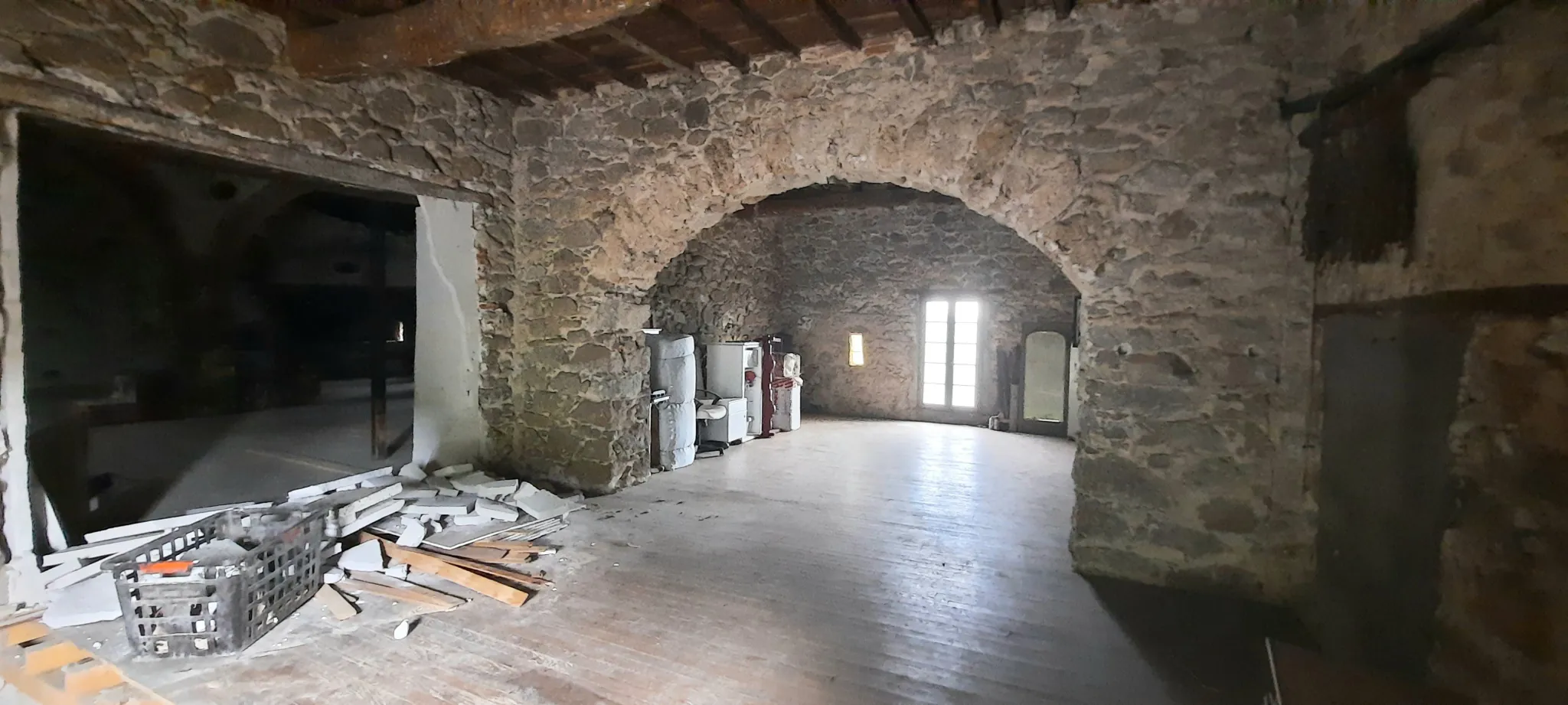 Grande salle à rénover à Corsavy avec potentiel d'aménagement personnalisé 