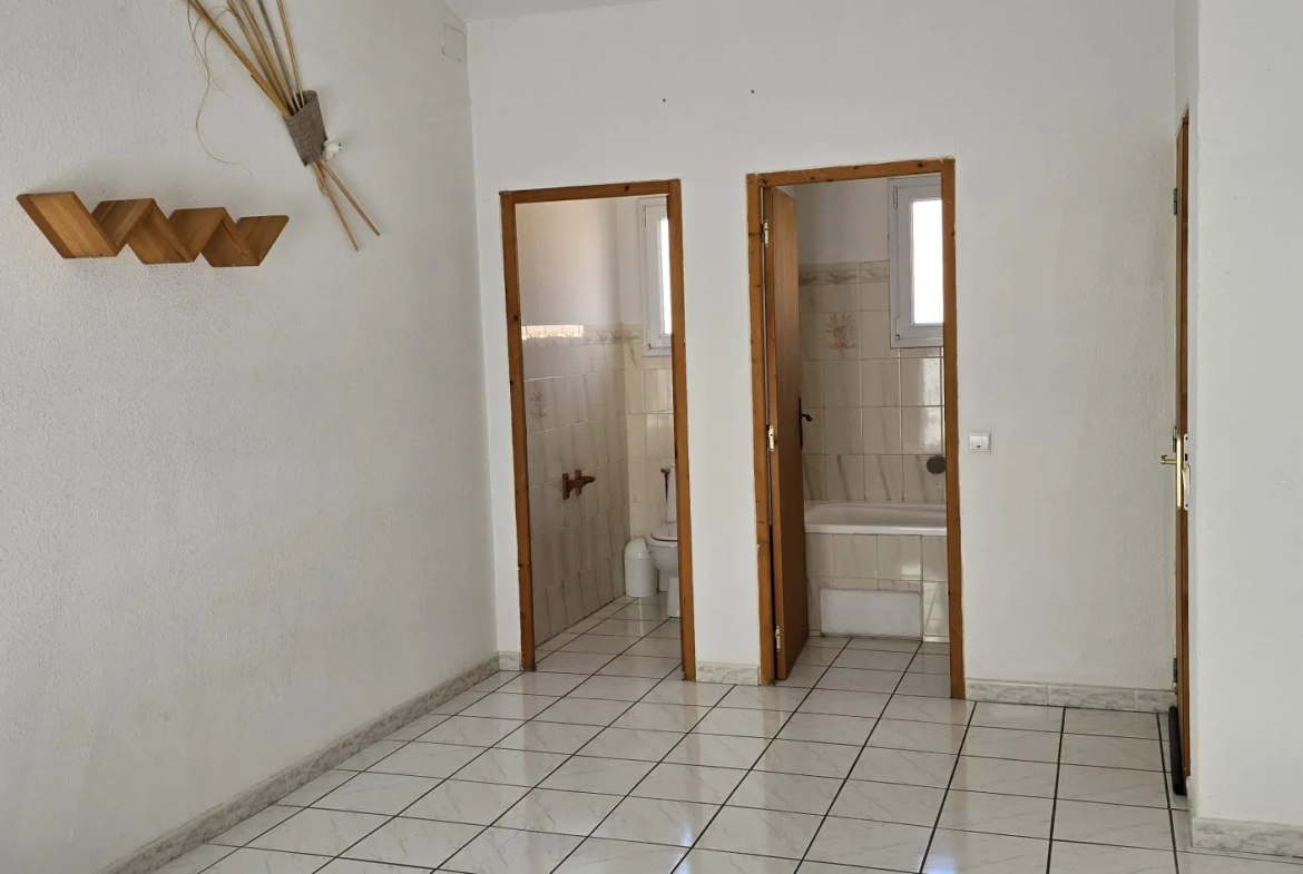 Maison de village traversante à Tautavel - 139 m² avec terrasse, potentiel locatif et charme authentique 
