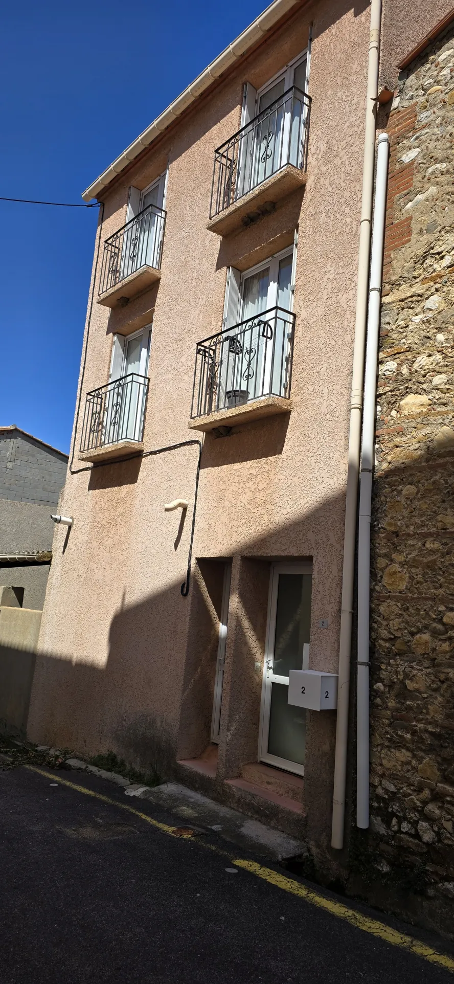 Maison de village traversante à Tautavel - 139 m² avec terrasse, potentiel locatif et charme authentique 