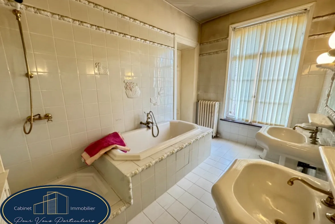 Belle maison bourgeoise à rénover avec studio indépendant à Raismes 