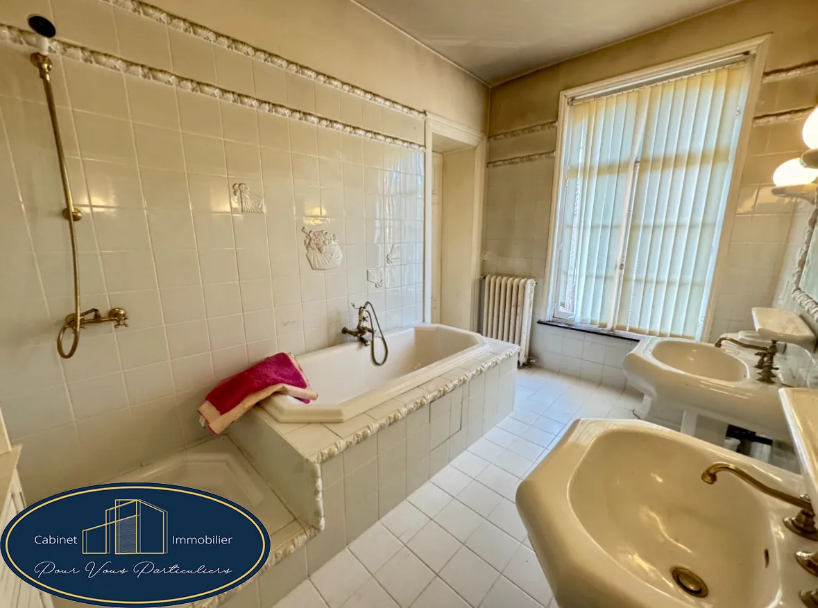 Belle maison bourgeoise à rénover avec studio indépendant à Raismes 