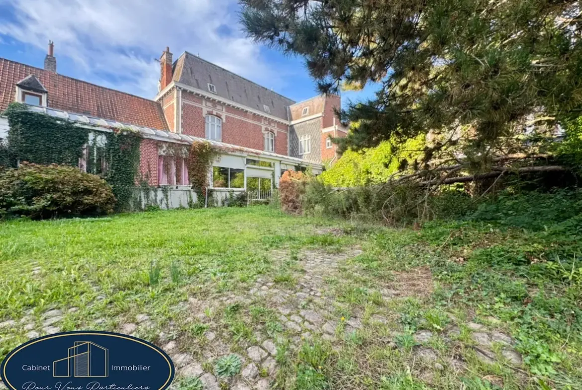 Belle maison bourgeoise à rénover avec studio indépendant à Raismes 
