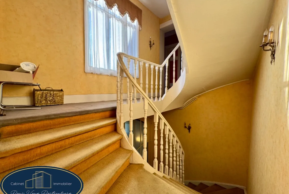 Belle maison bourgeoise à rénover avec studio indépendant à Raismes 