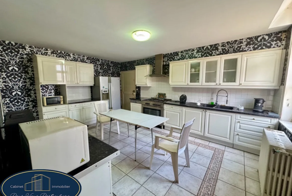 Belle maison bourgeoise à rénover avec studio indépendant à Raismes 