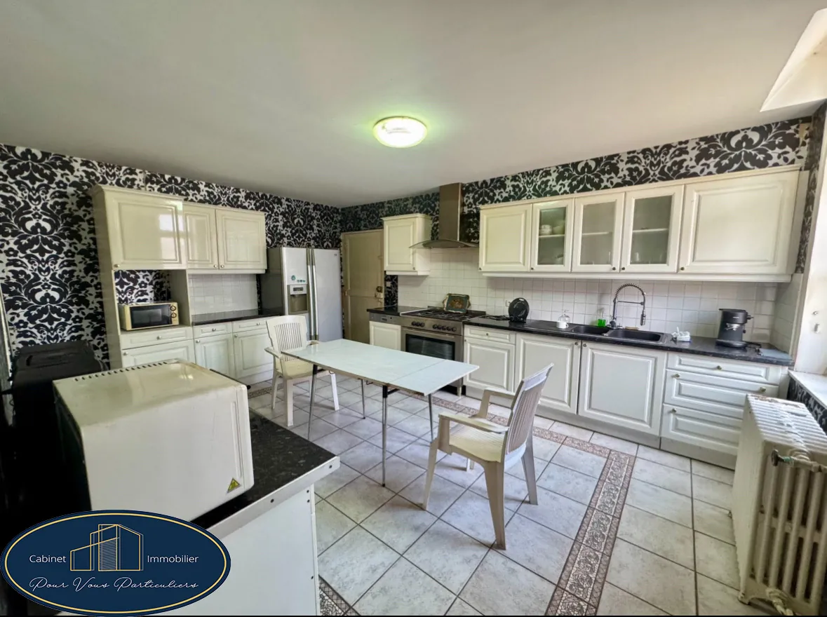 Belle maison bourgeoise à rénover avec studio indépendant à Raismes 