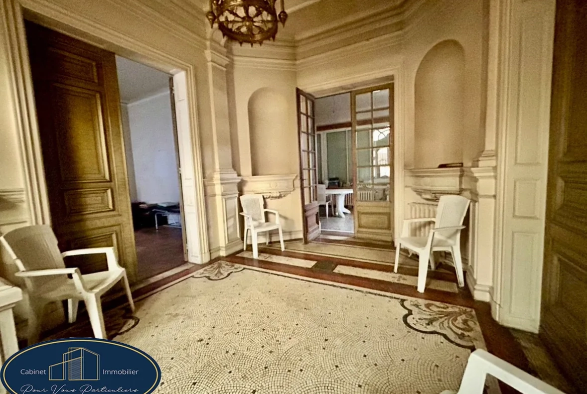 Belle maison bourgeoise à rénover avec studio indépendant à Raismes 