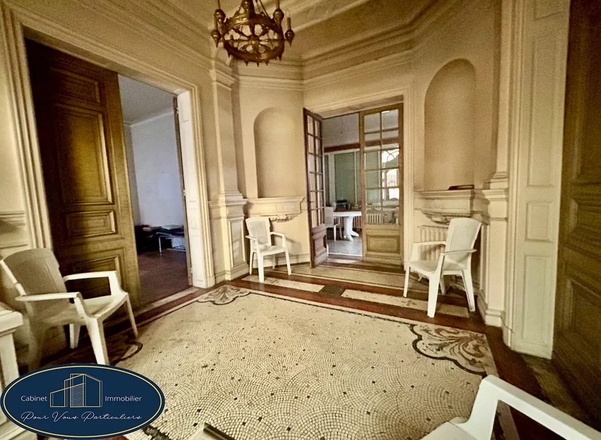 Belle maison bourgeoise à rénover avec studio indépendant à Raismes 