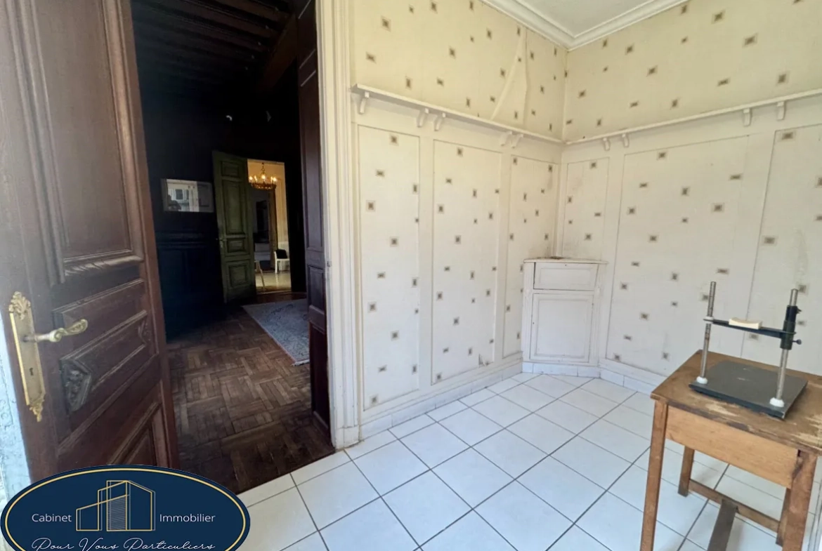 Belle maison bourgeoise à rénover avec studio indépendant à Raismes 