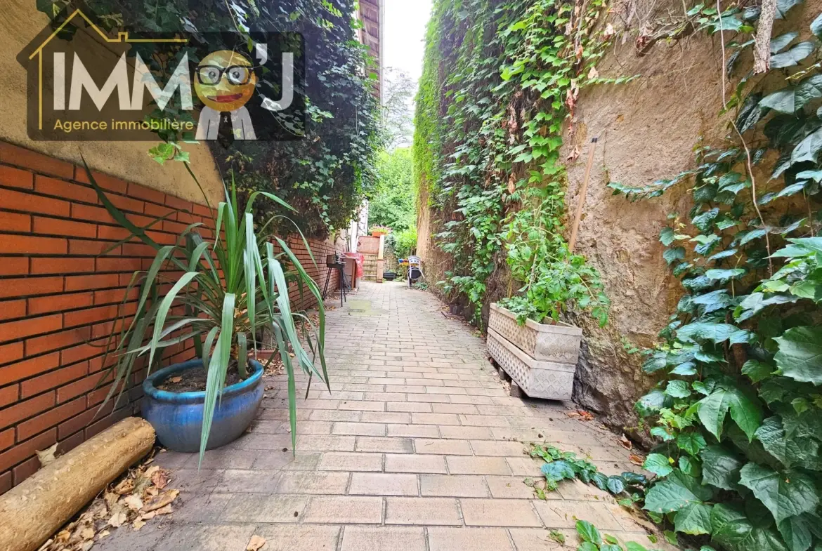 Immeuble à vendre à Neuves-Maisons avec commerce, appartement et garage - Opportunité d'investissement 